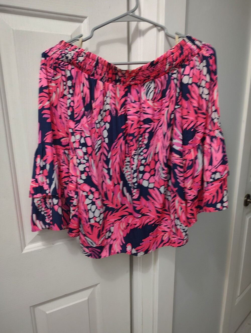Pretty Lilly Pulitzer Top on or off the shoulder (S)